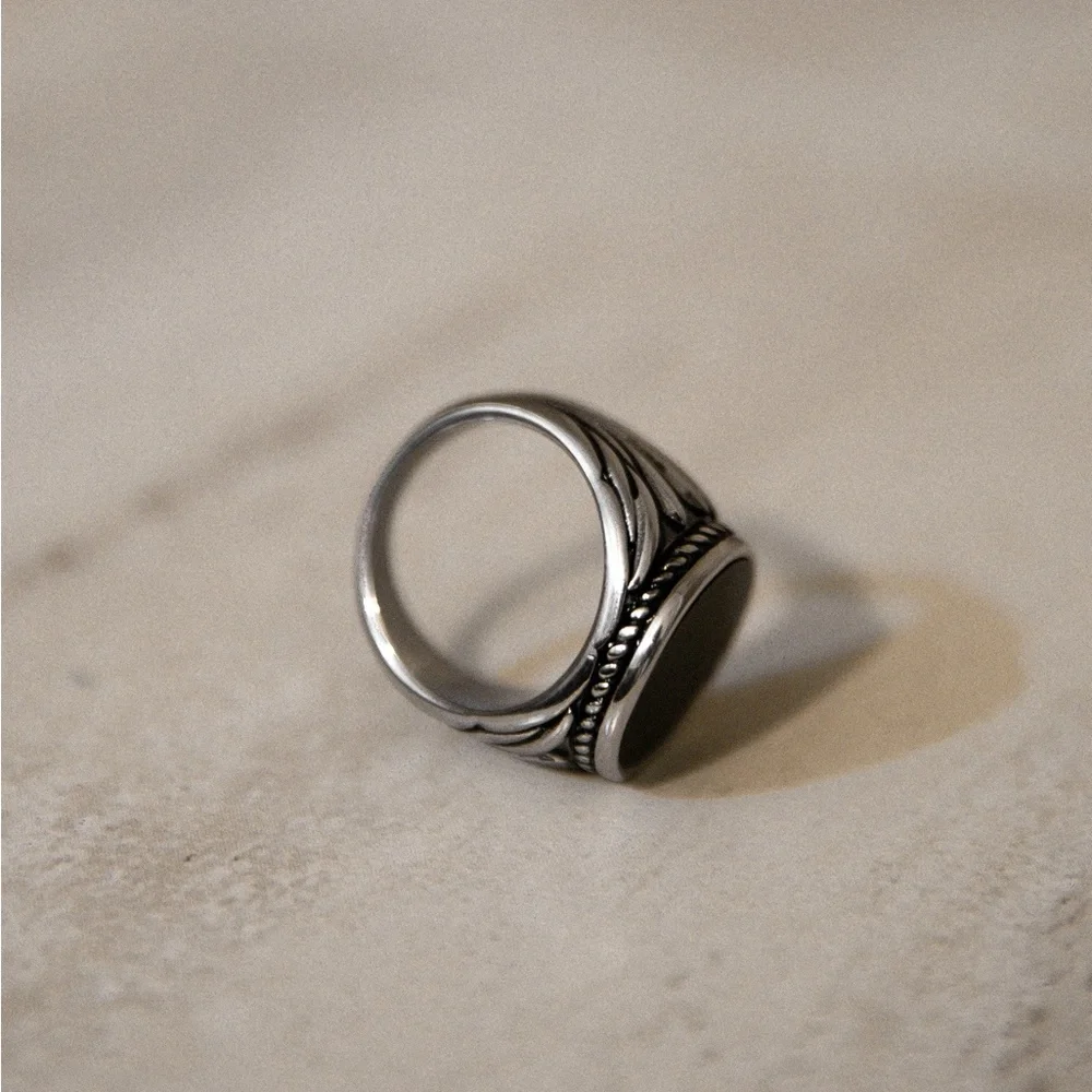 18k Silver Onyx Ring - Picture 4 of 8